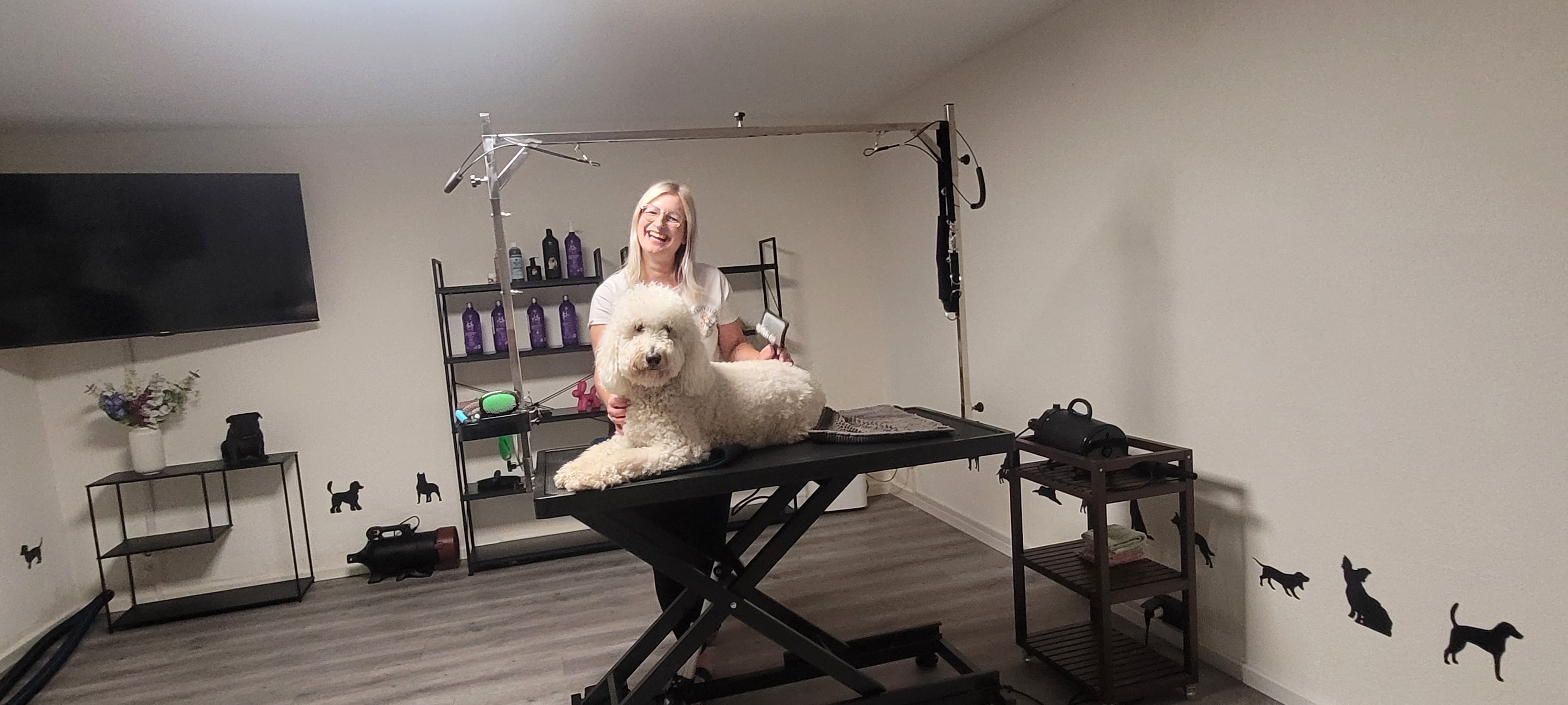 Martina mit weißem Hund am Frisiertisch